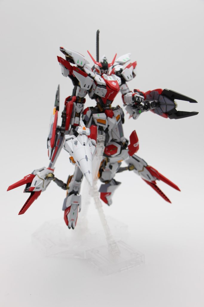 足から生えている謎クローと腕部の武装を展開。「宇宙用っぽいのに、接近戦用である」という、兵器としては矛盾だらけですが、当初のイメージには形には近づけたと思います。