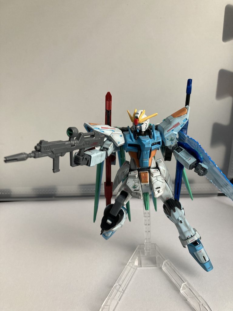 途中で使っていたホワイトに若干青を足した色が無くなってしまって急遽作ってしまったので、ホワイト色が部位によって違う!!!という致命的な欠陥が起こりました。まぁもうここまで塗ったしいいや…あんまりわからんやろ。と思ったんですけど、結構わかりますね…。ウェザリングもエッジを目立たせたかっただけなんですけど、楽しくなって付け過ぎました!無駄にボロボロ感が…。