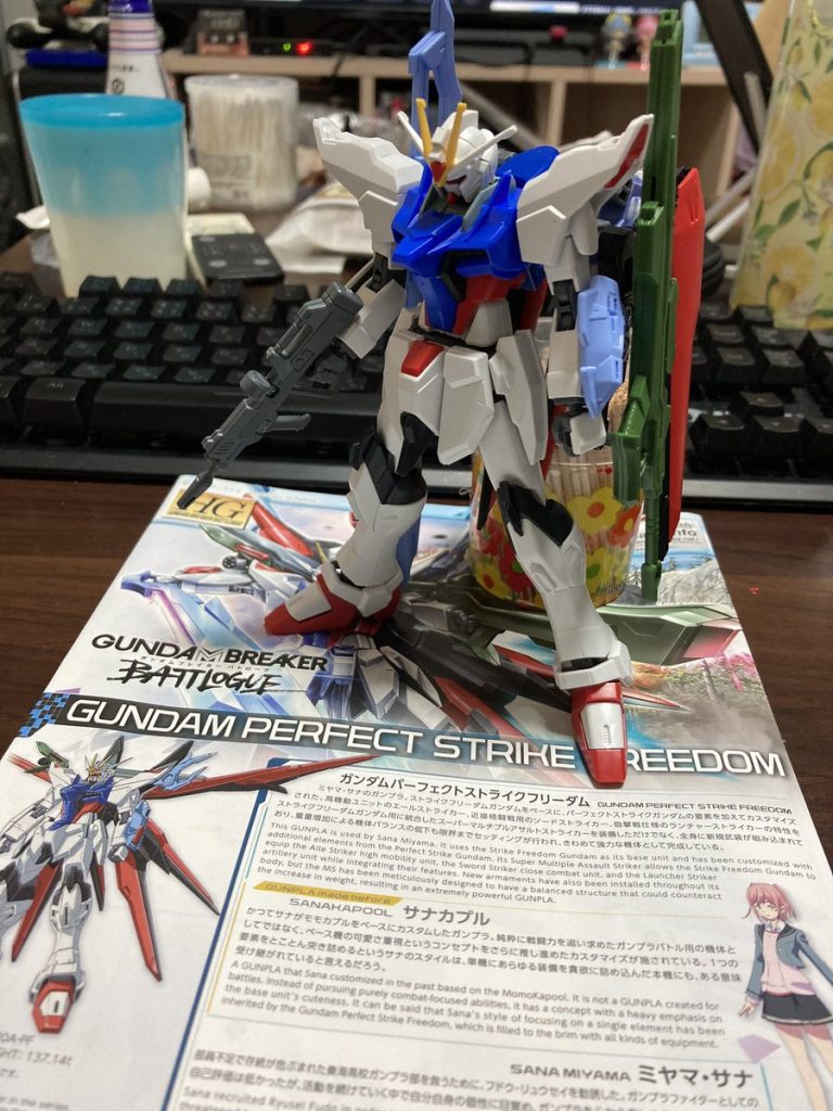 とりあえずこんな感じやろ?って改造終わった時のイメージ。塗装して乾燥させている間にブレードアンテナ失くしたので、ちょっと顔が変わってます…。改造の達成条件として・アグニをバックパックから切り離さずに構えれる・エールストライカーをコンパクトにする上記2点を最低条件としました。元機体の武器の収納場所がめっちゃ気にくわなかったので、意地でも背中から色々できるようにしてる!!って躍起になりました。結果、ドラグーンの装填数とか減りましたけど、まぁ8個あっても使えるのキラくらいやし…コストダウンも兼ねて4個でいいやろ、とかあんまり気にしませんでした。