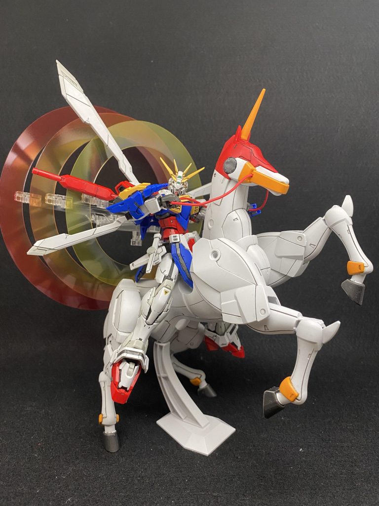 ゴッドガンダムを乗せて。手間をかけただけあって、こうやって写真撮るときはやりきった感がすごかったですね。乗馬姿がめちゃくちゃかっこいいです。ここまで見ていただきありがとうございました。今回思ったより手間がかかって疲れたので次はめちゃくちゃ簡単にすませようと思ってます。それでは。