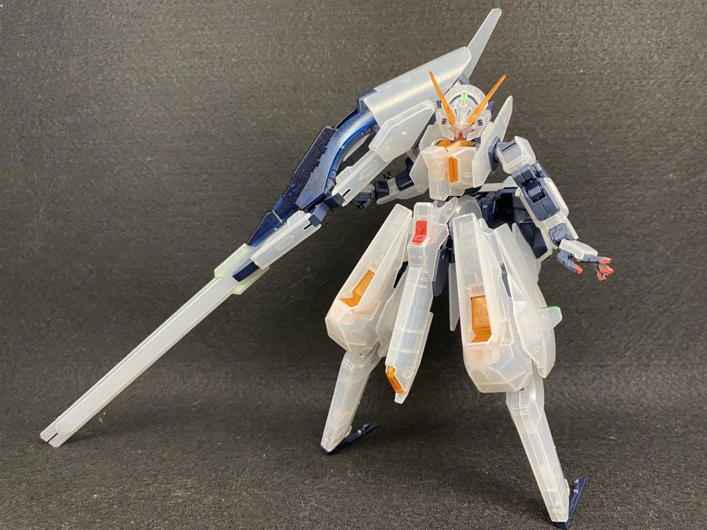 正面から。今回はクリアカラーのパーツと指先などだけ塗装しました。クリアカラーの上にうっすらとメタリック系のスプレーを吹いてラメっぽい塗装になっているんですが,写真だと分かりづらいですね。