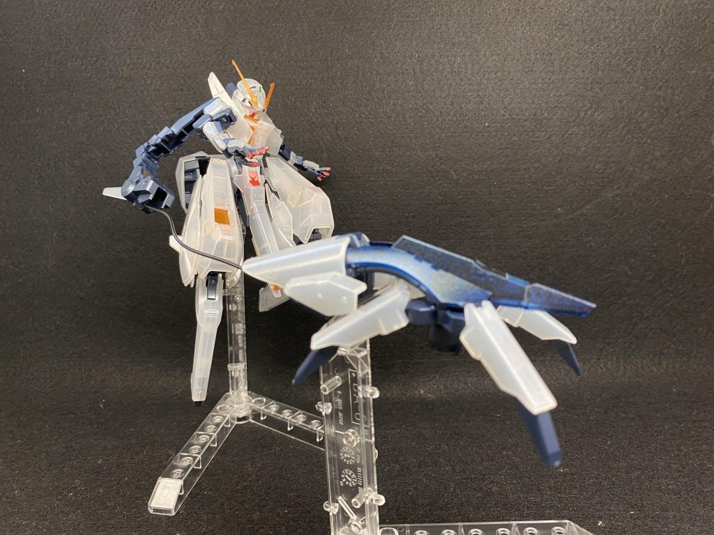 アクションポーズ。以前作ったときにも思いましたが,コンポジットシールドブースターは持たせるのもポージングさせるのも一苦労ですね。本体のできがいいだけに少し残念です。