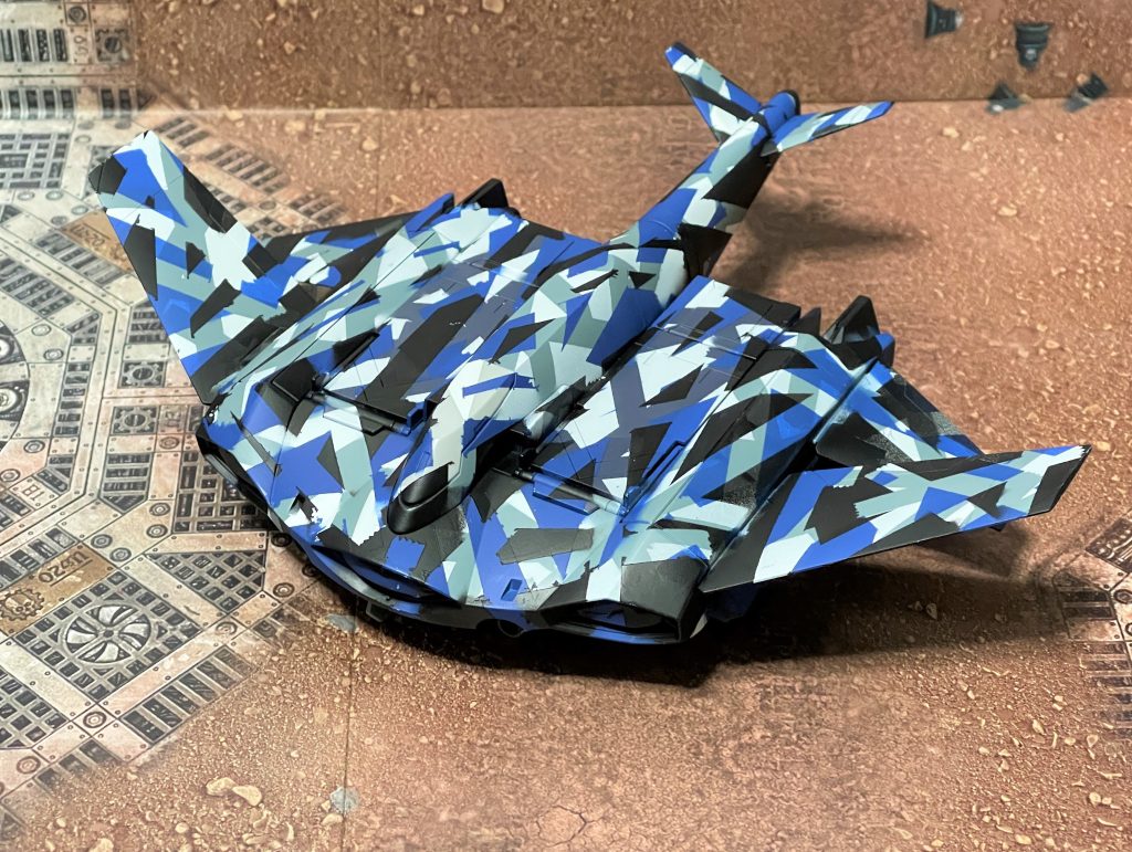 ( 。^ω^。)ノ 今作のカモフラージュ柄の塗装方法ですが、タミヤの6mm幅マスキングテープを1ロールまるまる使いました。①適当な長さに切ったマスキングテープをランダムに貼り、幾何学的な形状を作っていきます。②最初の色(ホワイト)をスプレー塗装します。乾いたら、マスキングテープをすべてはがします。(シタデルスプレーは乾くのが早く、きれいな境界線ができます。)そうするとホワイトと成形色の部分ができます。③次にブルーをスプレーしますが、ここでのマスキングでは、ホワイトと成形色が同時に残るようにテープを貼っていきます。ブルーをスプレーしたら、これまたマスキングテープをすべてはがします。④最後にブラックをスプレーしますが、③と同様に、これまでの色が幾何学的に残るように気を付けて貼っていきます。⑤ブラックが乾いたらマスキングテープをすべてはがして完成です。これらの手順により、成形色、ホワイト、ブルー、ブラックの4色以上によるカモフラージュ柄の出来上がりです。( 。^ω^。)ノ 以上、最後までご覧下さりありがとうございました♪