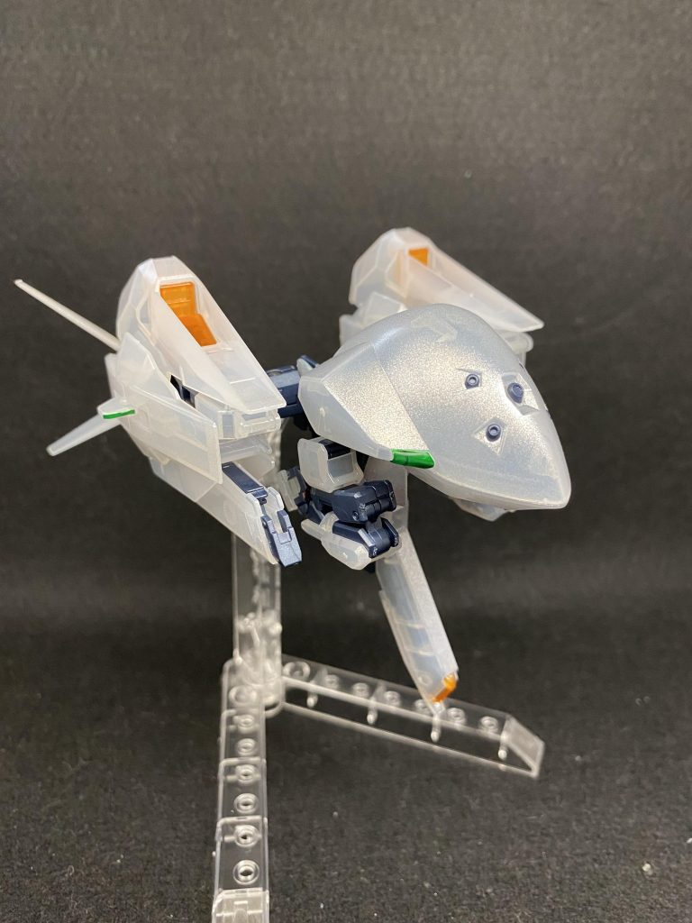 変形した姿。宇宙世紀の中でも結構特殊な形だと思いますが,ギュッとまとまった感じがして個人的にはかなり好きな変形です。