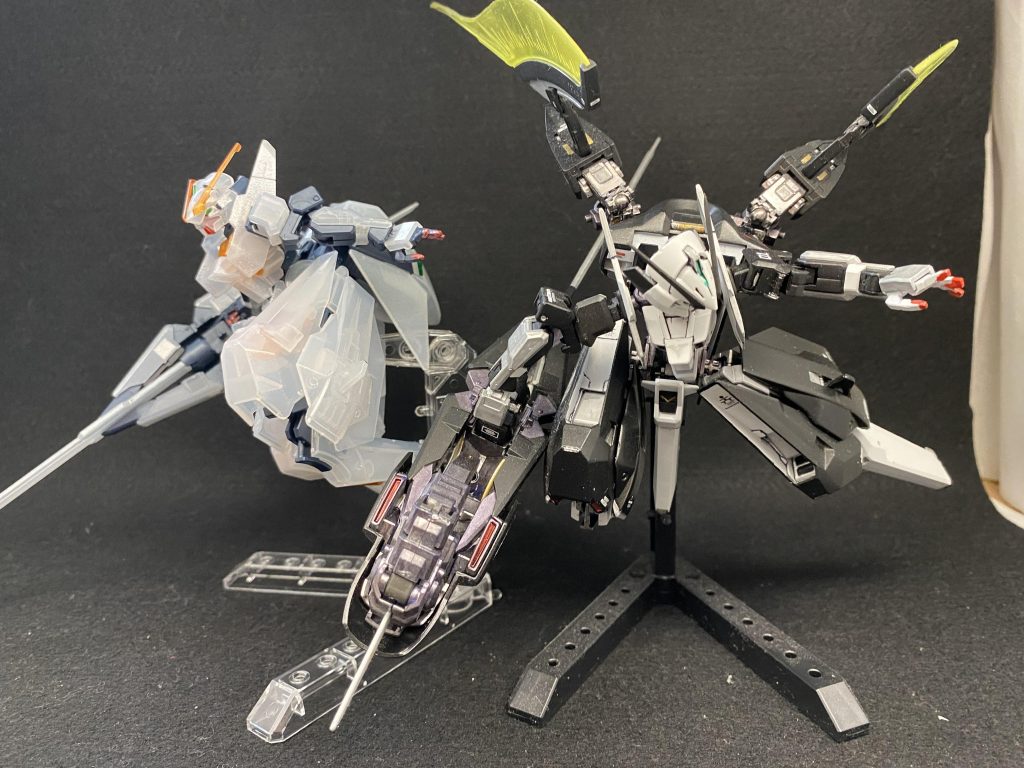 最後に以前作ったウーンドウォートとツーショット(ウーンドウォート全塗装|蒼井結目さんのガンプラ作品|GUNSTA(ガンスタ) (gumpla.jp))。僕が改造などを始めた初期に作った物ですが今でも飾ってるくらいにはお気に入りです。今後は2つ並べて飾ろうかな。ここまで見ていただきありがとうございました!次は久しぶりにガッツリミキシングしようかなと思ってます。それではまたどこかで。