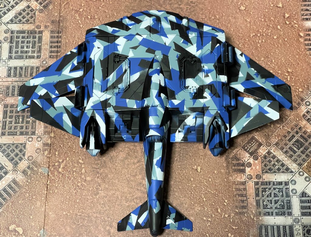 ( 。・v・。)ノ 車輪などを収納した状態です。カバー部のモールドや、前後のウイングの向きもわかりづらくなっています。