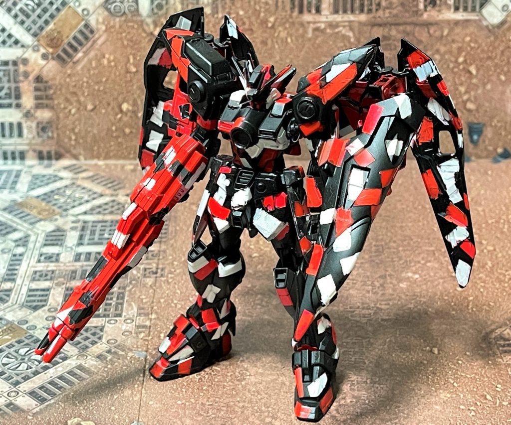 (　。＾ω＾。)ﾉ 今作のカモフラージュ柄の塗装方法は、タミヤの5mm幅マスキングテープを10mmの長さにカットしたものを大量に使用しました。①成形色のブルーとイエローはあらかじめホワイトで、グレーはブラックでスプレーしておいてスタートです。②今回は、成形色（ホワイト、レッド）を利用し、カラーの比率を考えながらマスキングテープをある貼ったら１色目をスプレーします。③次に２色目ですが、今回は②ではったマスキングテープは最後まで残しておきます。②と同じ手順でマスキングしていき、スプレーします。④最後に②③と同じ手順で３色目をスプレーし、乾いたらすべてのマスキングテープをはがします。⑤マスキングが甘かったりしてはみだしなどがあった個所はシタデルカラーで筆塗りして修正します。これで今回のカモフラージュ柄の出来上がりです。(　。＾ω＾。)ﾉ 以上、最後までご覧下さりありがとうございました♪