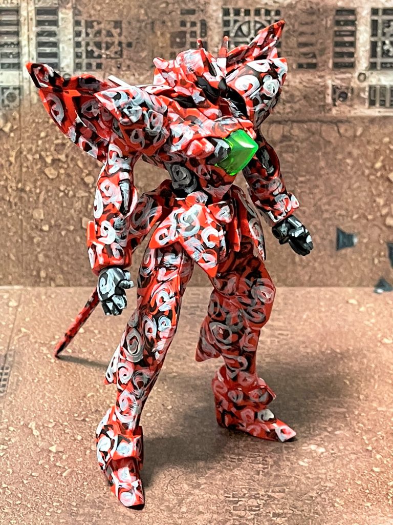 (　。￣v￣。)ﾉ 距離を置けば置くほど、細かい造形が極めて見えづらくなっています。赤は成形色ですが、シタデルカラーによる筆塗りで、黒→白の順で、ひたすら渦巻き模様を描きました。