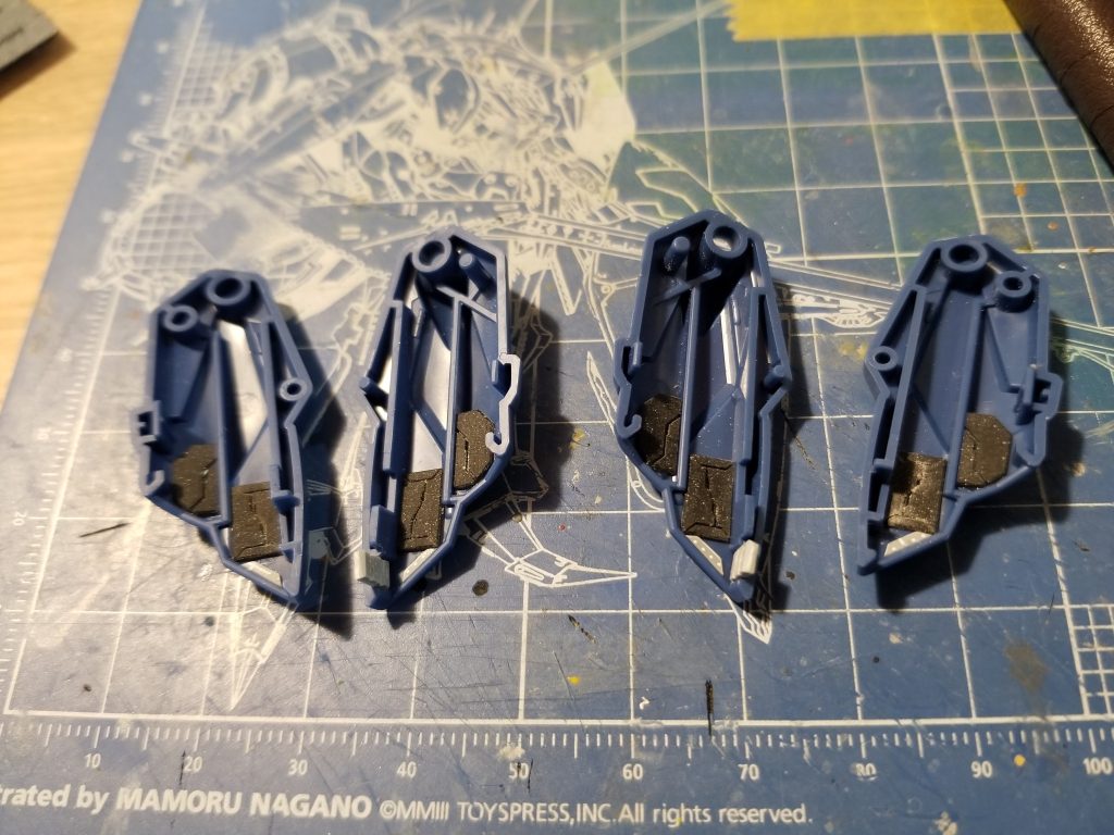 空洞が気になった部分は、家に転がっていた試作品を貼り付けました。