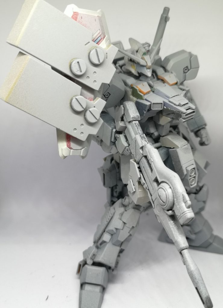 ライフルとの比較です。本体は鉄血の胴体フレーム二体くっ付けて大型化してます。