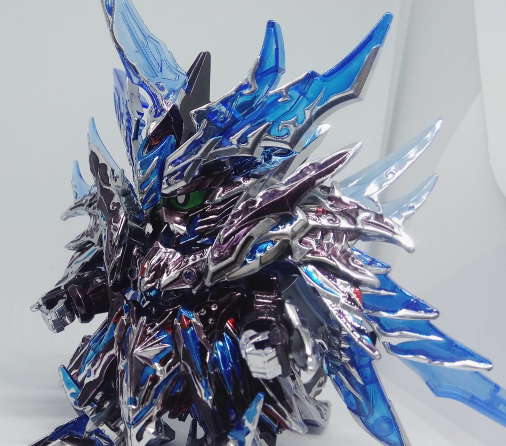 元の設定では赤はありませんが、寒色系が多すぎてまぶしいと思うので、透明感のある赤色を少し足して全体の寒色系色を抑えています。