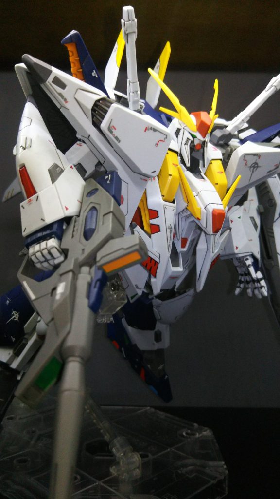 デカールシールはメインはRGニューガンダムの物を使用しています。前述の通り閃ハサのデカールの入手が遅かった為、最低でもペーネロペーに並べられる状態にしたかったからです。