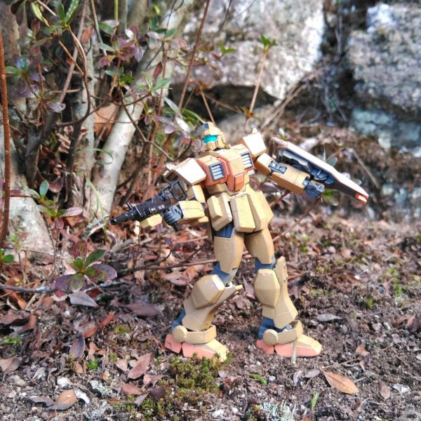 陸戦型ジム森林に立つ