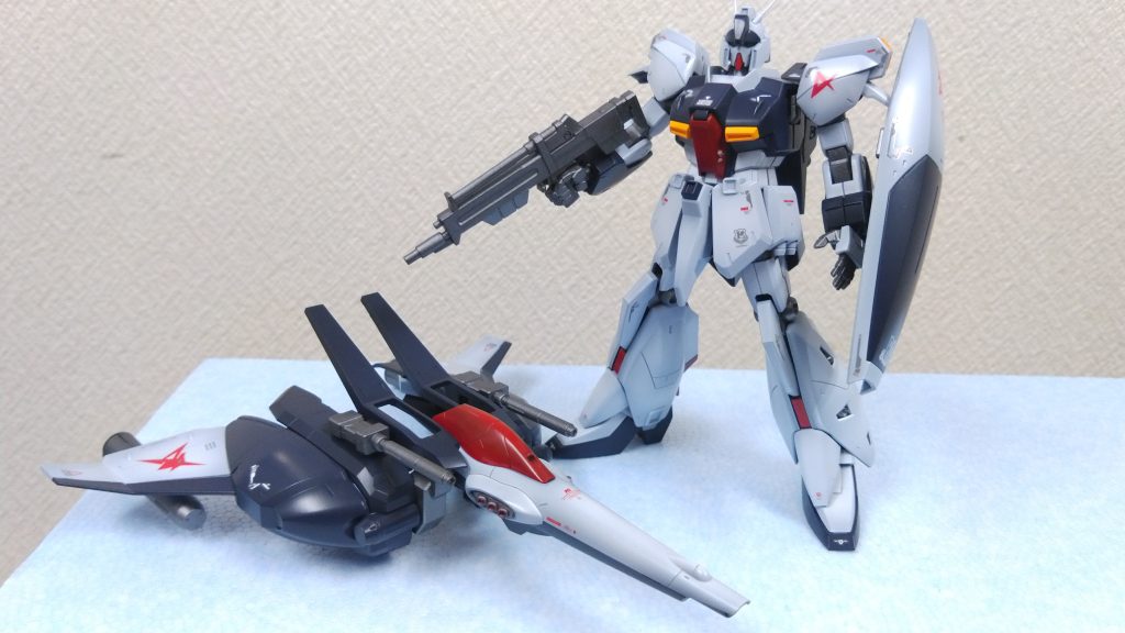 以前作ったνガンダムのデカールが余ってたのでそれっぽい感じに貼りました。前にも書きましたが私はスミ入れが嫌い。スミ入れせずに重厚感を出せるようにグラデーション塗装でごまかします。