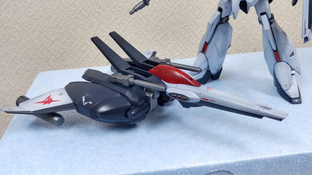 バックウェポンシステムこいつは使い捨ての非可逆仕様だってんだからもったいない。Gディフェンサーみたいに背負って稼働できたら良いのに。