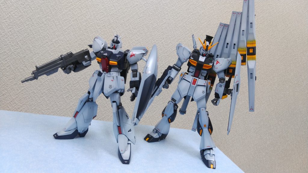 前回作ったエントリーグレード νガンダムと2ショット・・・こうして並べるとリガズィは主役機にはなれないな。なんだろ?顔か?アンテナの数か?う~ん。色を似せてしまった分、ニセモノ感が増してしまったよ。いや、私は好きですよリガズィ。Z廉価版と言われようと、ガンダムもどきと言われようと、誰でも乗せる尻軽と言われようと(アムロ、ケイラ、チェーン)そして、このνガンダムとリガズィνガンダムの方が安いんだぜ。なんだかリガズィをディスる投稿になってしまった気がしますが、なかなか良いキットでした。みんなもリガズィ作ろうぜ!