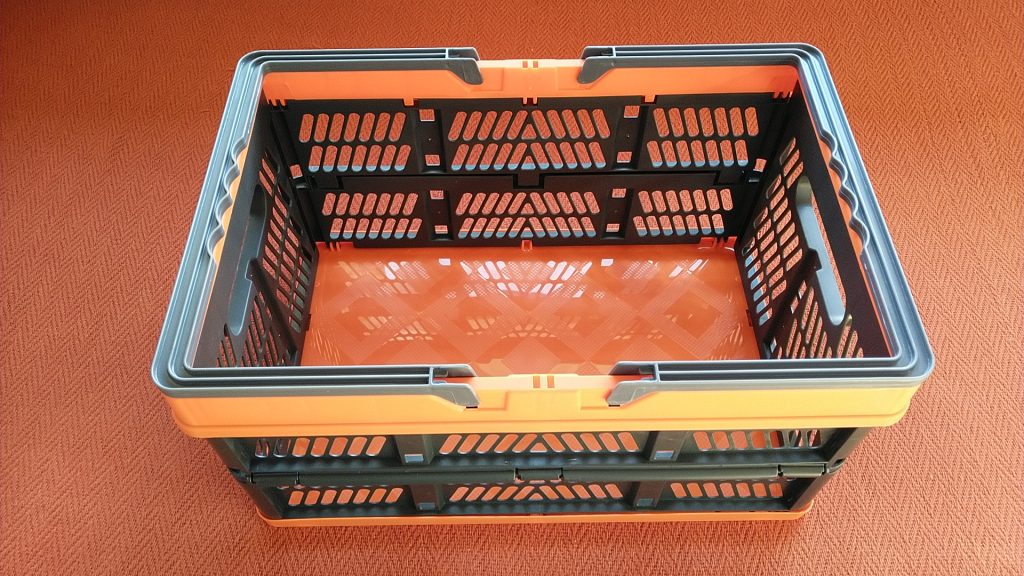 格納庫の全体は100均に売ってる300円の大きいほうの折り畳みカゴです。これを加工と塗装しました。