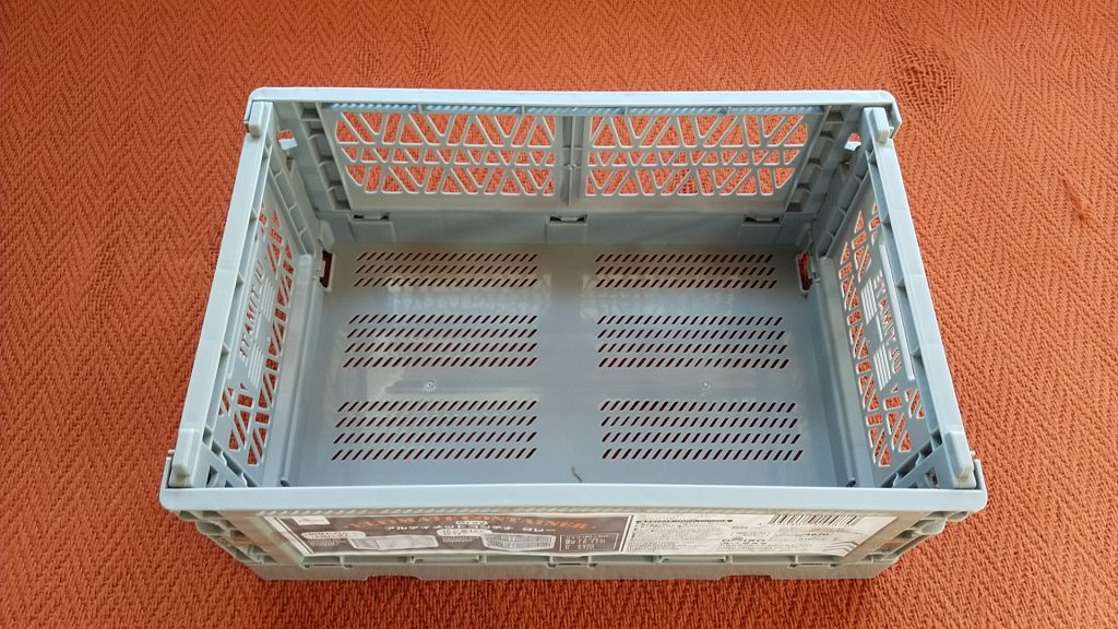 内側の壁やフェンスは、100均のカゴの小さいほうを使いました。