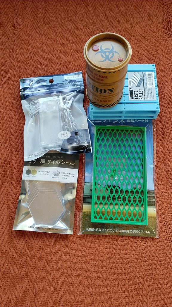 LEDや飾りも100均です。最近は百年で何でも揃いますね！今回は材料費1000円かかってないです。あれこれ切り貼りして再利用。プラバンとメッシュも100均です。