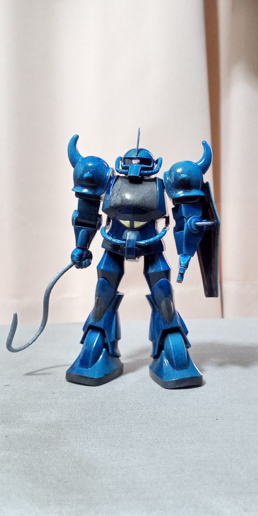 胴体部分の濃い青は、スモークグレーの上にクリアブルーを重ねてます。胸と足底の黒はスモークグレーのままで黒くなりました。