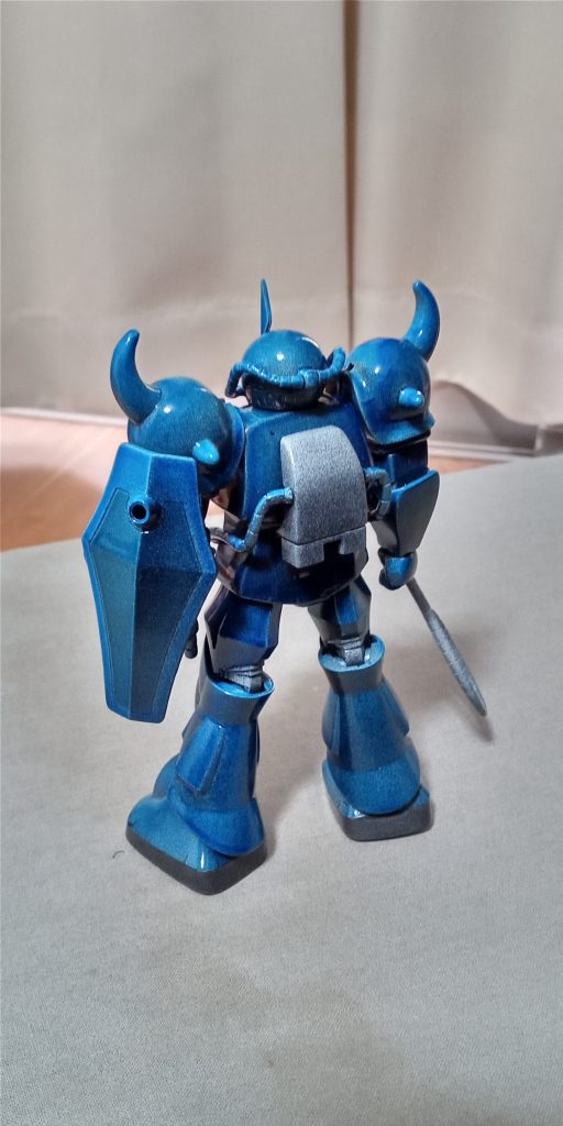 バックパックと膝関節、ヒートロッドは黒から白のまま。グレーに見えます。