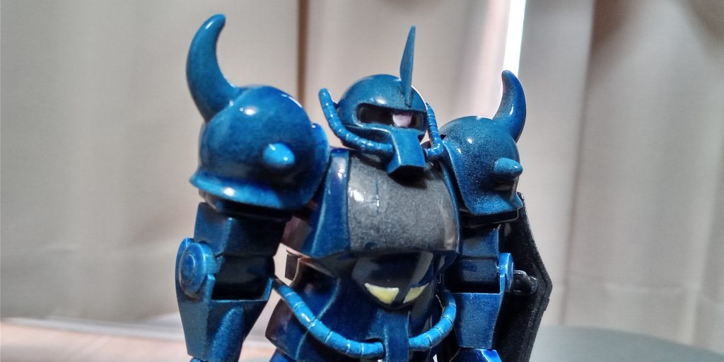 モノアイは白の上に、ピンクのクリアレジン！コクピットは白の上にイエローのクリアレジン！これも初めてでした!