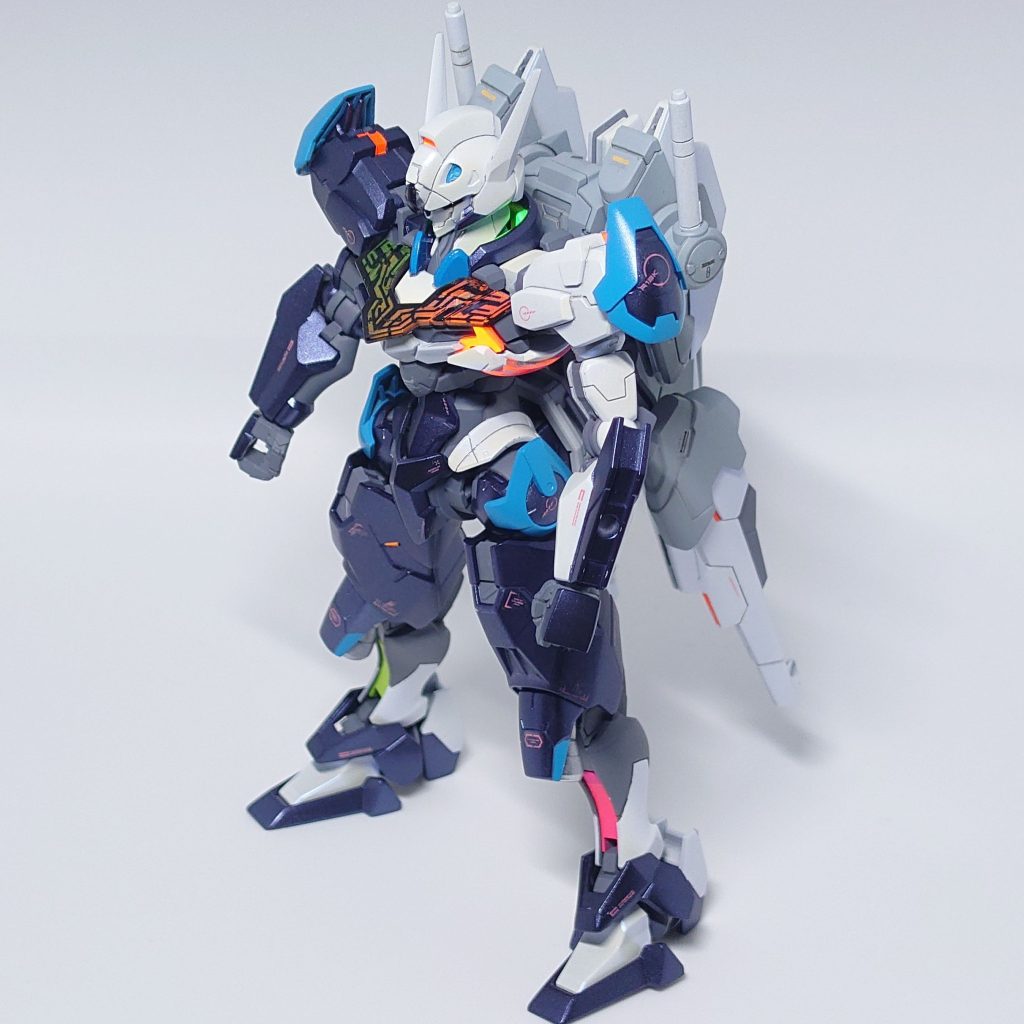 シェルユニットは、裏側にマスキングで模様を作り、蛍光色→シルバーと順に吹いたあと、マスキングを剥がして艶消しブラックを吹きました。