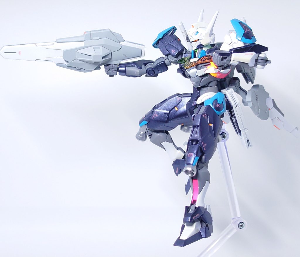 UVライト当ててます。蛍光ピンクはオレンジっぽく光って、蛍光イエローはグリーンっぽく光るのですね…