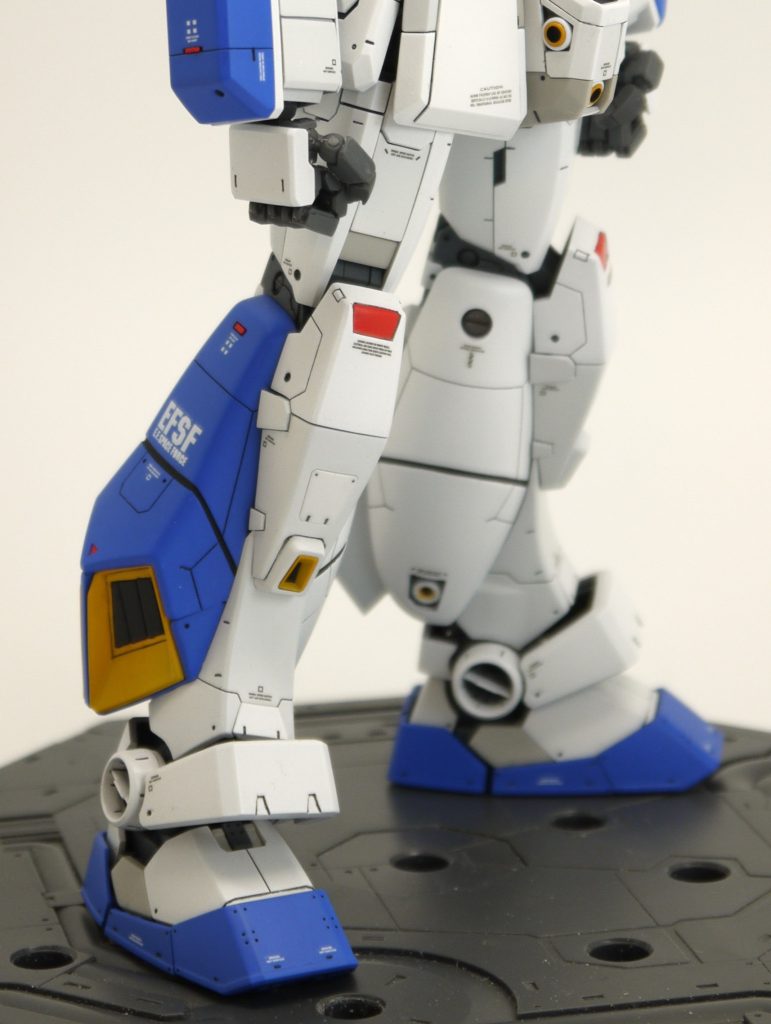 <脚>・ももの付根で1.2mm延長・ふくらはぎ外側、内側は旧MGの外装パーツを加工して取付け・後ろ側はプラ板でスクラッチ・アキレス腱ガードをプラ板で追加