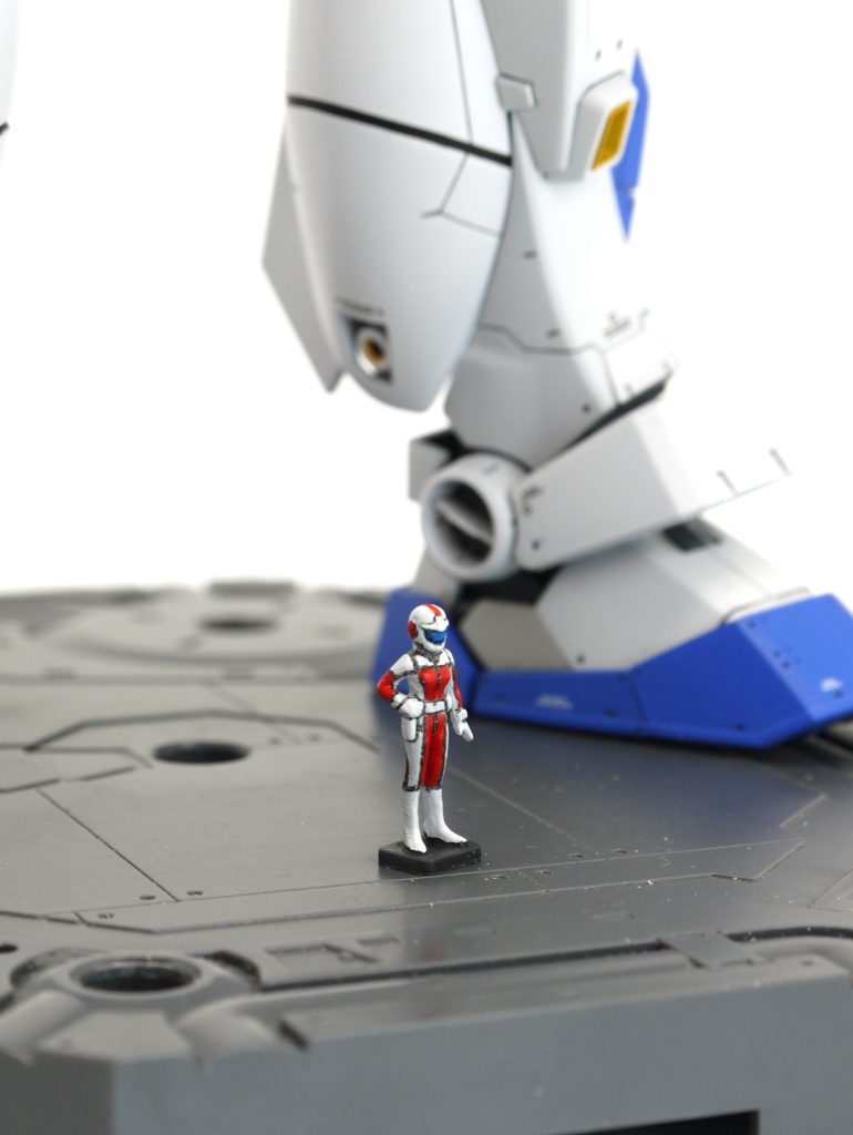 <パイロット>・女性に見えるように、肩幅・腕・腰を細く、胸・おしりを大きく・台座に接着して塗装し、トップコートあまり上手くできていません…。