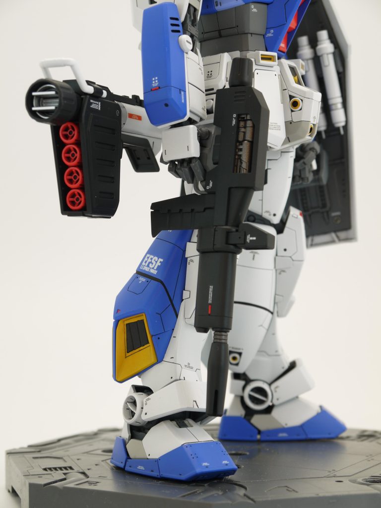 <ライフル>アレックスのライフルがあまり好みではないので、Ver. 3.0のものをオリジナルでアレンジしました。砲身の冷却機能とセンサーを強化したイメージです。<シールド>3.0ベースで、アレックスの特徴を加えました。・予備ビームサーベル追加・腕との脱着用にマグネットを接着<バズーカ>3.0そのままですが、塗り分けやメタルパーツを追加しています。