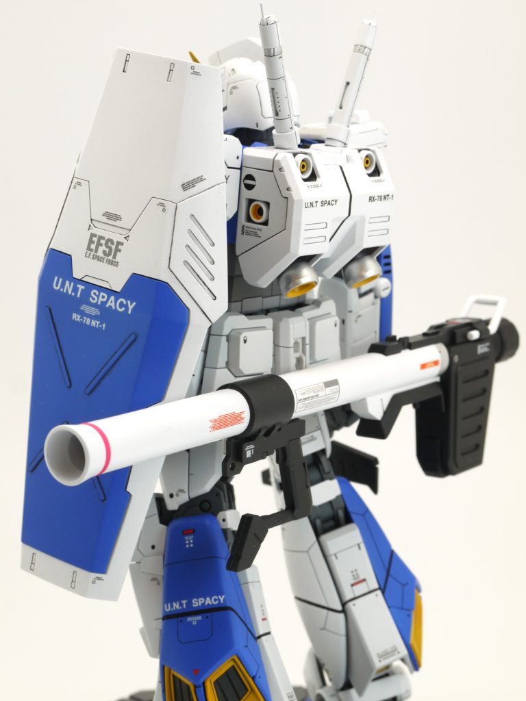 <腕>・肩関節のシーリングは好みではないので不再現・ガトリングカバーは幅を詰めて流用・ガトリングはマグネットによる差替え式に(右腕のみ)・拳が小さく見えるように、指を細くカットし、甲をスクラッチ<腰>・フロントスカートは角ダクトを移植、3mm延長し、正面のデザインを変更・リアスカートは3mm延長<ランドセル>・旧MGを流用・ビームサーベルは3.0に避雷針を追加したものに置き換え