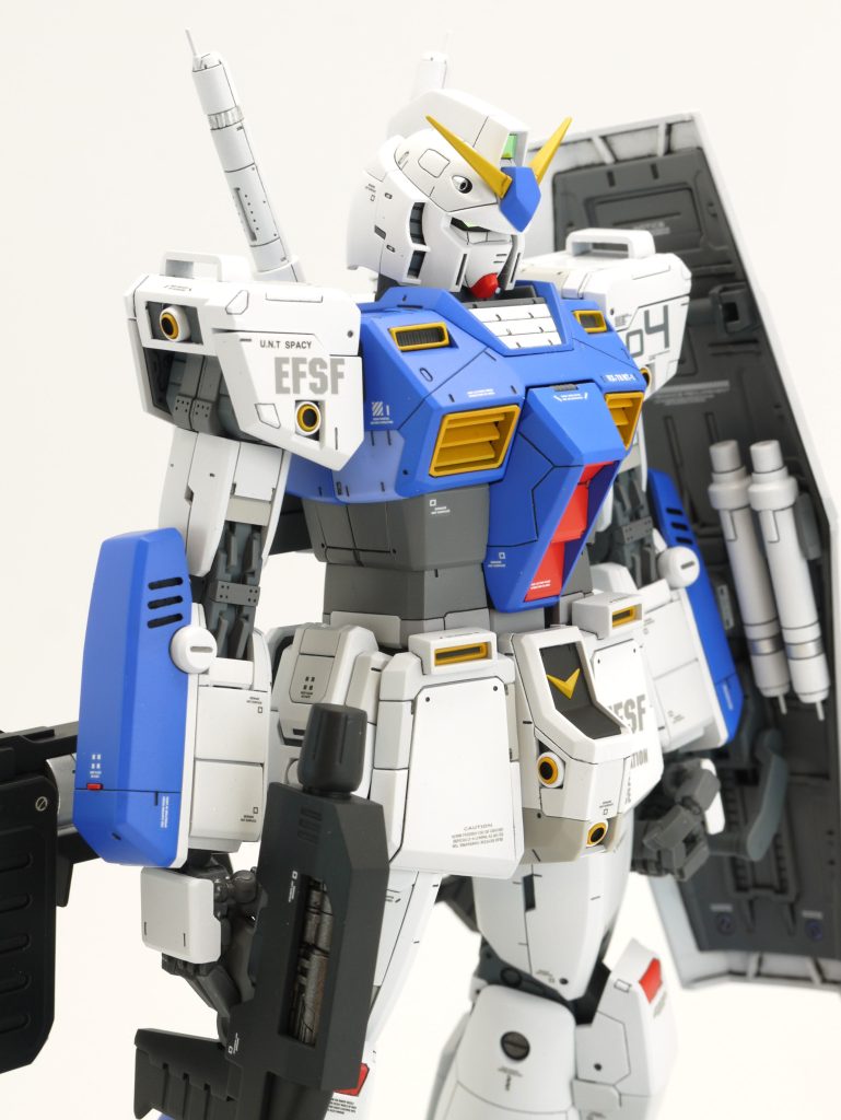 各部の改修ポイントです。<頭>・額のひさしはとがり過ぎなので丸く加工・額の五角形を下側に拡大・マスクはアゴの位置を上げて小型化、凸Rでふっくら見えるので削り込んでシャープ化  キットはちょっと馬面なので、小顔になるように微調整を繰り返しました。・とさかを削り込んで小型化・頬ガードの下側をカット・アゴを引けるように干渉部をカット・ツインアイ、前後カメラにはラピーテープを貼り付け<胸>・腕の取付軸を上に約2mm移動・腹にはコアブロックを入れてあり、コアファイターはつくっていません。    また、パイロットも入れていません。