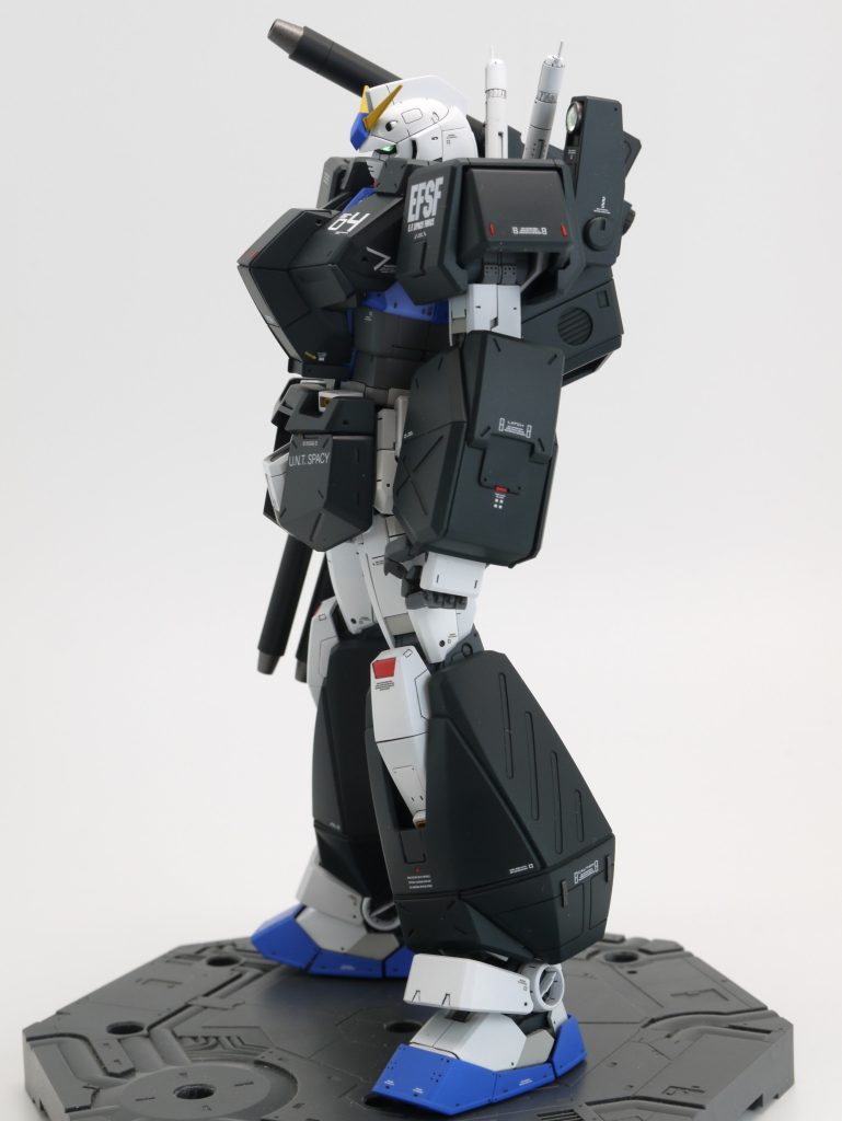 ちなみに、チョバムアーマー装着状態ではほぼポージングさせることは出来ません。特に肩とスカート周りは動かせません。ヒジも90°まで曲がりません。