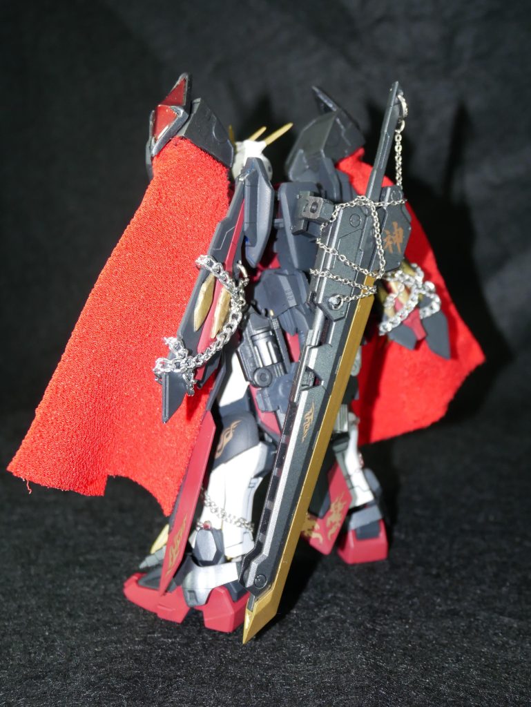 バックパックも大幅に改修。材料になったのはまさかのマスターのバックパックです。元のパーツを縦に真っ二つにぶった切って組み合わせることで前後に可動するようになり、肩と干渉することなくポージングが可能になりました。このギミックはRGゴッドガンダムのそれを参考にしてたりします。そしてここで廚二ポイント②「鎖」！大剣や羽の部分、あと両手両足にも巻き付けてます。なんか封印されてる感を出したかったんですウン。しかし、強く巻き付けると塗料が剥げるので結構ゆるゆるです。撮影中何回もほどけました。封印なのに(笑)。そういえば大学時代によく見かけた自身の腕と財布を長い鎖のついた手錠で繋いでいた彼は今何をしているんだろうか・・・。