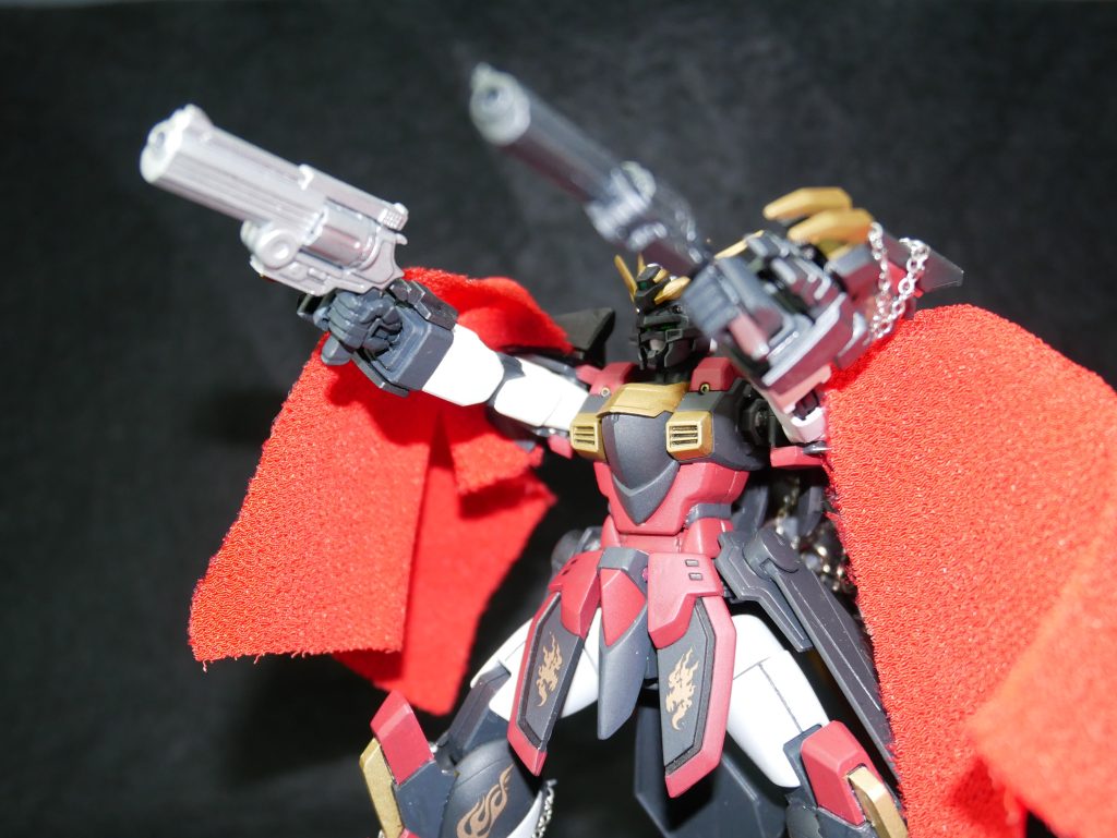 これも外せませんね廚二ポイント④「2丁拳銃」！それぞれ色が違うのがミソ。リボルバーいいよねリボルバー！近接特化のゴッドガンダムにあえて射撃武器を持たせてみましたが、存外しっくりきて気に入ってます。