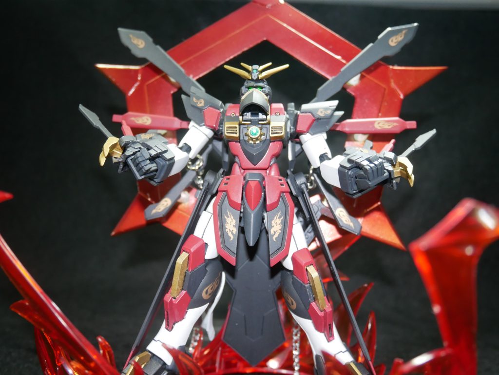 ゴッドガンダムといえばコレですね「ハイパーモード」！各部を封印している鎖がはじけ飛びハイパーモードを展開、みたいな設定。HGには付属してなかったので背後のエネルギーフィールドはプラバンから作ってみました。これもネオジム磁石で簡単に脱着できるようになってます。