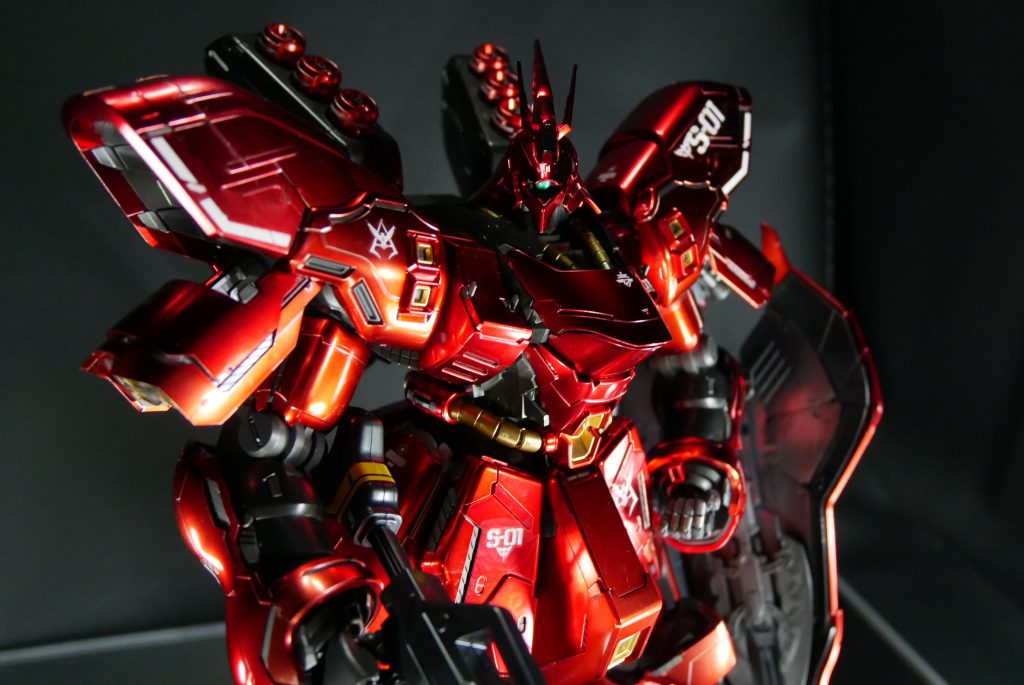 やっぱりサザビーは、真正面より斜め顔の方がイケメンや。