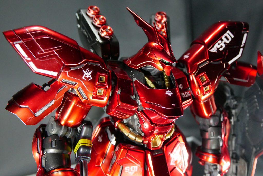 最後まで観ていただきありがとうございました。2018年の発売でしたが、当時の最新の技術を使って加工コーティングされたサザビーは、シャアが最後までアムロと死闘を繰り広げたMSらしく神々しくお勧めなキットです。