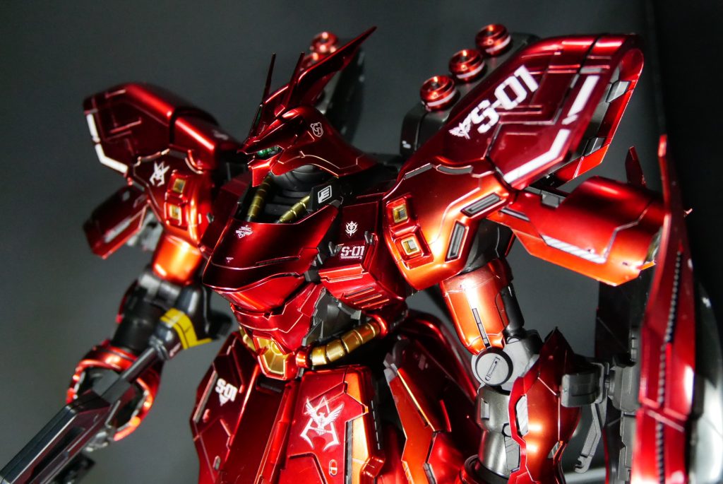 コーティングされているため、傷がつきやすくポージング難しいです。また、腰の軸がボールジョイントため(ありえん)、ファンネルやシールドの重さに耐えられず、姿勢崩れがありますが、それでもパチ組だけでこの光沢感と上品さは、流石バンダイと言った感じです。