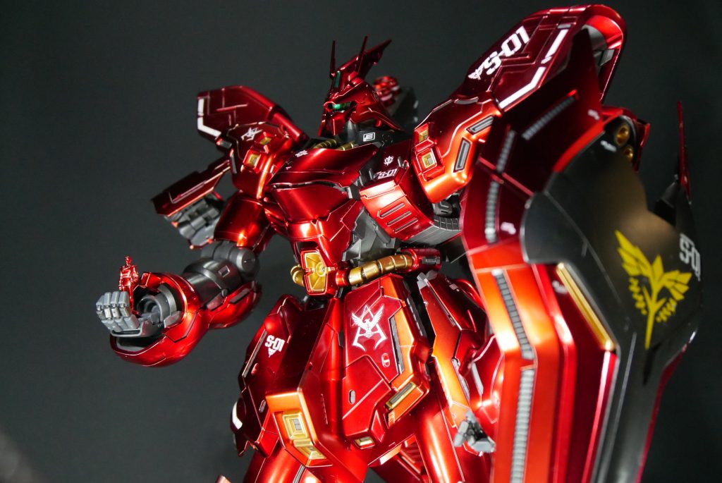 最後は、シャアを手のひらに乗せて。最後まで観ていただきありがとうございました。撮影は正直大変でしたが、サザビーに魅了されて時間があっという間に経っていました。思ったより傷つくこともなく撮影を終えることができました。これで心置きなく次のガンプラ制作ができますw。