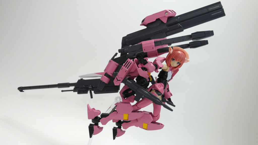 フラウロスはバックパックに武装を全てマウントしているのでかなり大型になってしました。