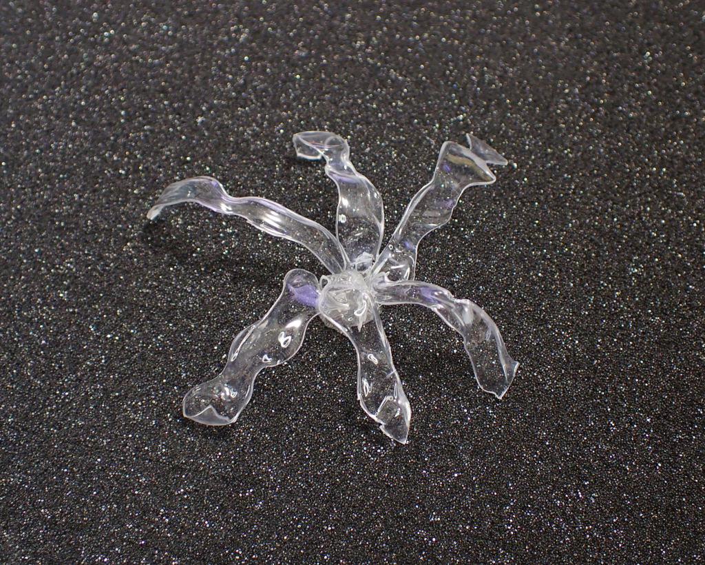 これを6枚用意し、花弁の形にUVレジンで接着。それを更に6組作ります。