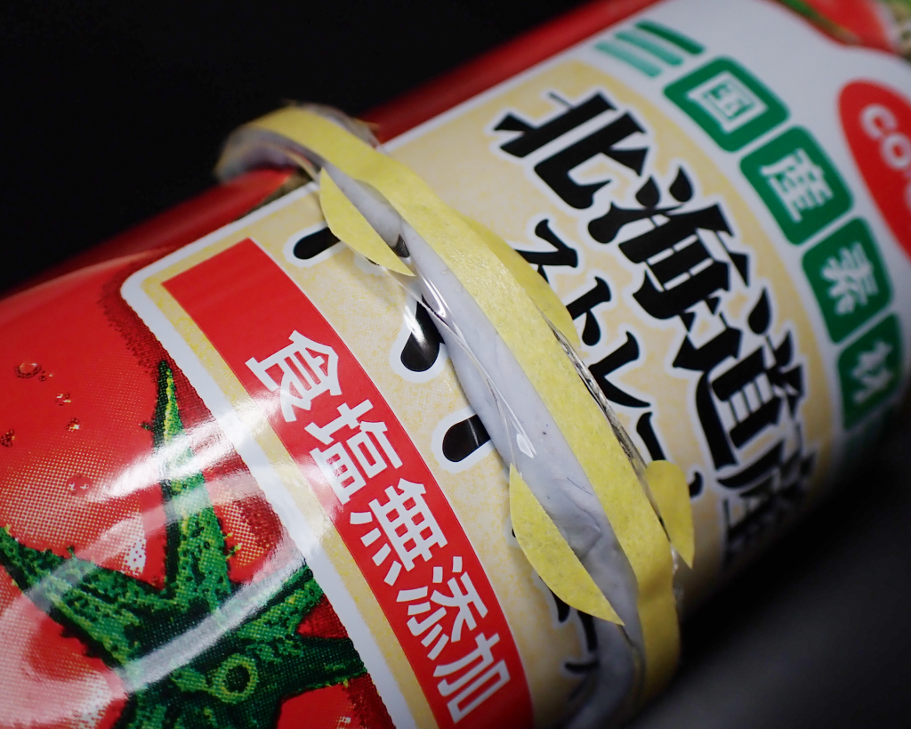 次に、適当な丸みの空き缶にブルタックで浮かせつつプラ板を固定し、エンボスヒーターで炙ります。マステを残しておくと縮み具合を調節できます。丸みが付いたら缶から外して更に炙り、うねり具合を微調整。