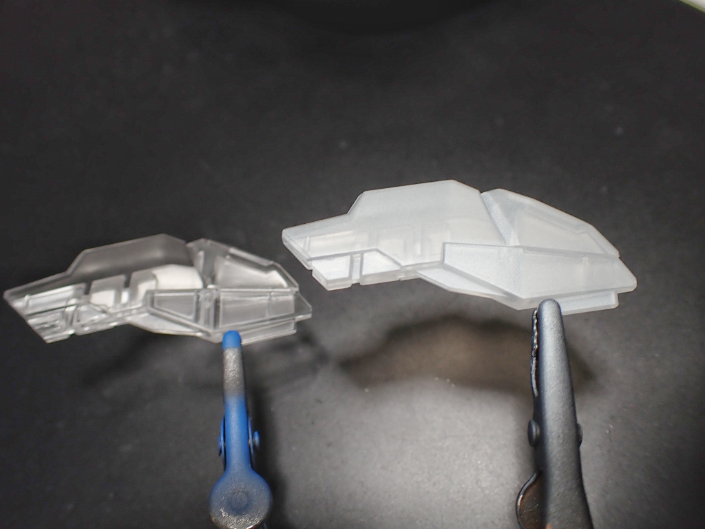 この為、ルブリスにパール塗料を吹き付けることで差を解消。仕上げに青系パールを双方に重ねることで色味を統一させました。