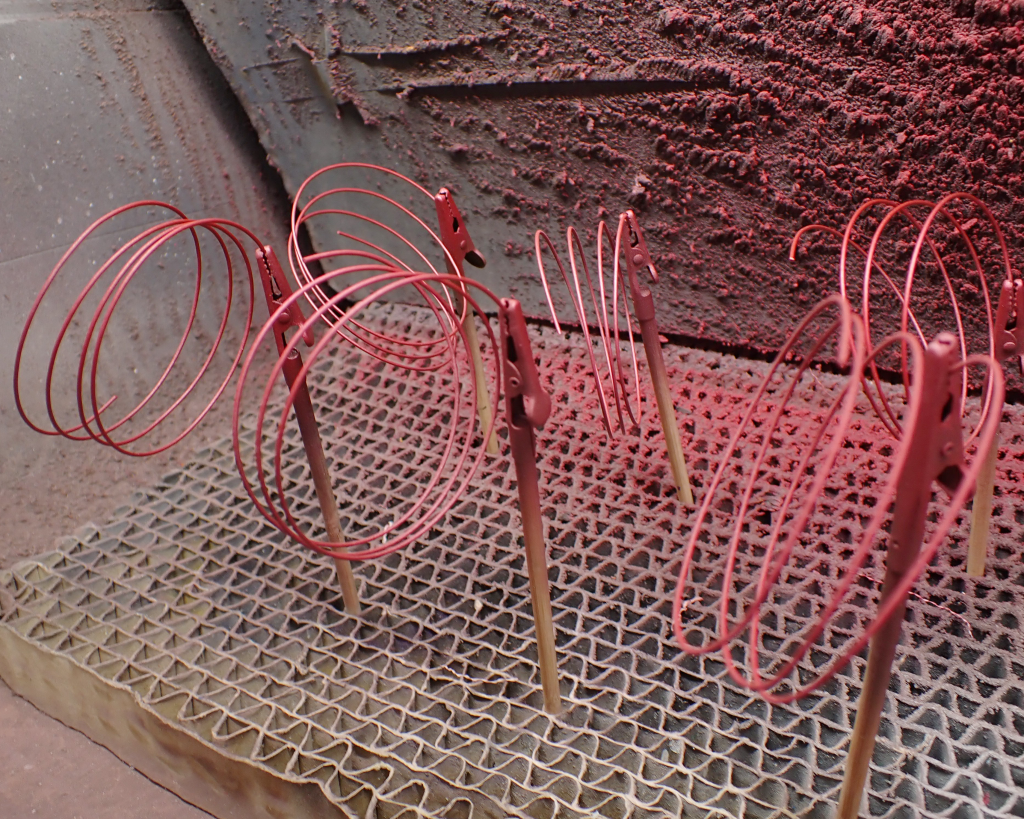 雄しべの軸はユニクロ線を空き缶に巻いて丸みをつけ、塗装した後にカット。丸めることで塗装もしやすくなります。(素材が尽きたので雌しべは省略orz)