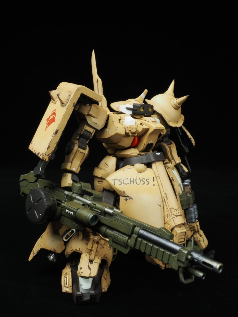 実戦用MSという事でチッピングを強めに施し、装甲の退色感も出してみました。写真で見ると油彩汚しはもう少し強めにやった方が分かりやすいですね…ウェザリングは塩梅が難しい。