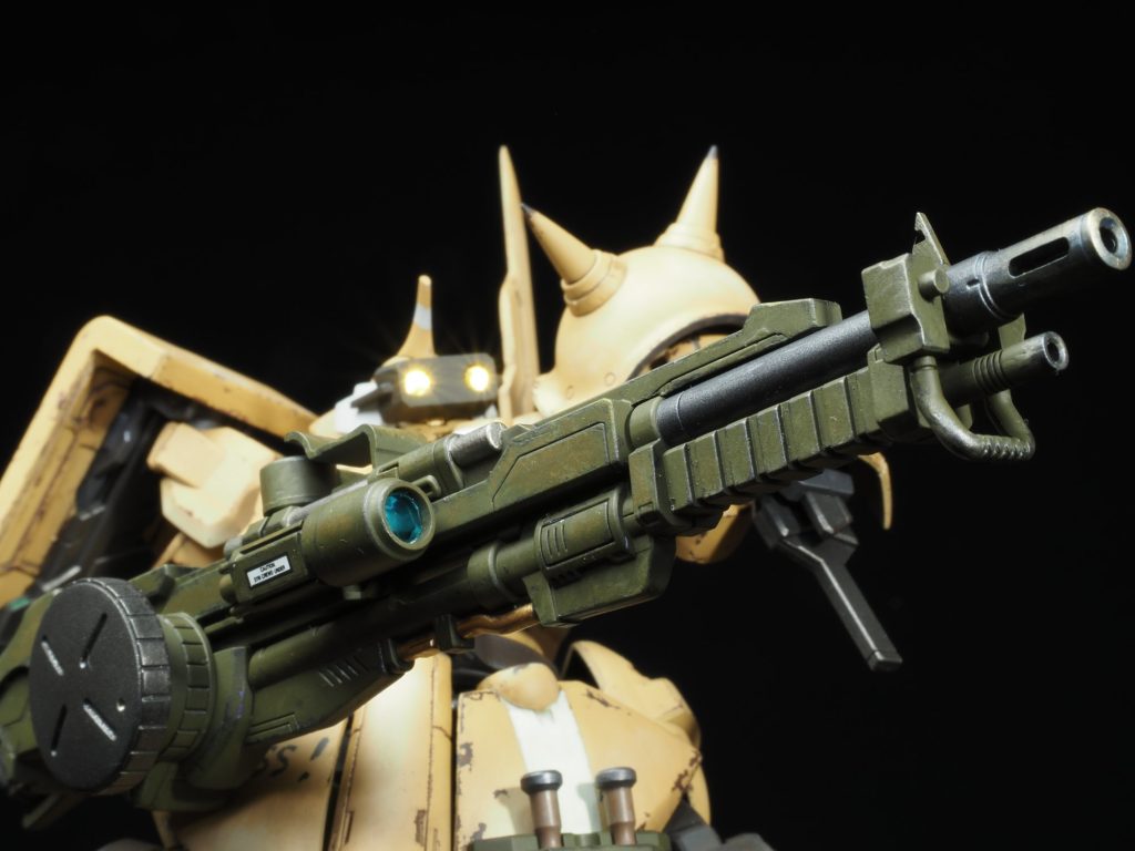 カメラアイには余ったホイルシールを使っています。これが光が入るとよく反射して良いんです