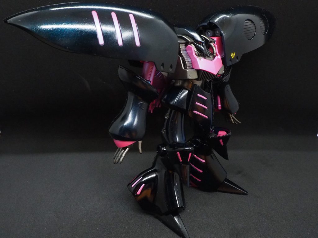 全塗装で3回くらい研ぎ出し処理をしたのでツヤツヤです。プリズムブルーブラックが思っていたよりブラックだったので、クリアーブルーを3回ほど重ねてこの色合いを出しました。3回重ねても下地になったプリズムブルーブラックの偏光具合がきちんと活きてます。