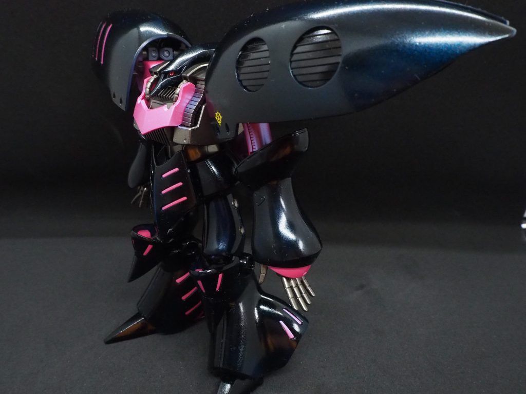 ジオンマークはガンダムデカールを使ってます。ピンクはプリズムパステルチェリーピンクブルー、ボディ・手・関節・肩の裏の部分はガンメタルにしました。